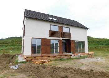 Construcţii case ecologice pe structură din lemn la cheie