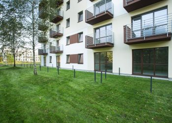 De ce să alegi un apartament la parter sau la ultimul etaj. Avantajele mai puțin cunoscute ale nivelurilor de care toți se feresc