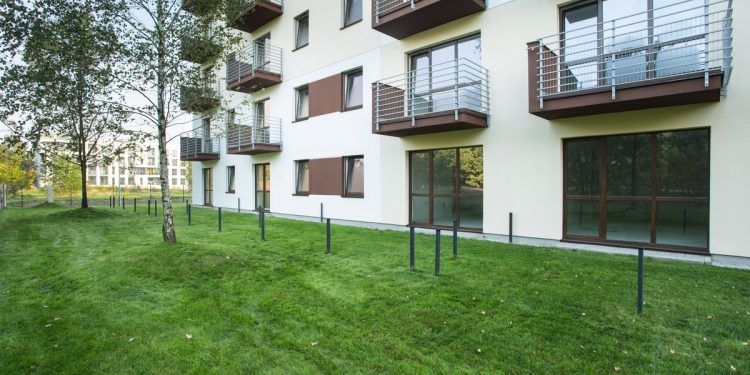 De ce să alegi un apartament la parter sau la ultimul etaj. Avantajele mai puțin cunoscute ale nivelurilor de care toți se feresc