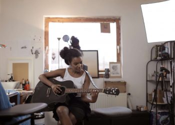 Cum‌ ‌să‌ ‌îți‌ ‌faci‌ ‌propriul‌ ‌studio‌ ‌de‌ ‌înregistrări‌ ‌acasă‌ ‌-‌ ‌Află‌ ‌de‌ ‌ce‌ ‌ai‌ ‌nevoie‌ pentru‌ ‌a-ți‌ ‌transforma‌ ‌astfel‌ ‌camera‌