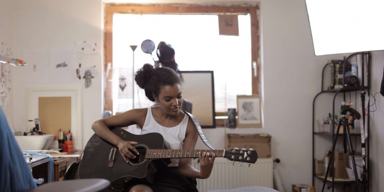 Cum‌ ‌să‌ ‌îți‌ ‌faci‌ ‌propriul‌ ‌studio‌ ‌de‌ ‌înregistrări‌ ‌acasă‌ ‌-‌ ‌Află‌ ‌de‌ ‌ce‌ ‌ai‌ ‌nevoie‌ pentru‌ ‌a-ți‌ ‌transforma‌ ‌astfel‌ ‌camera‌