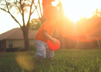 Prea multă energie în pandemie? Află CUM îți poți ține copilul ocupat în propria curte!