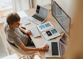 Iată 3 pași simpli pentru a-ți muta biroul chiar la tine acasă (1)