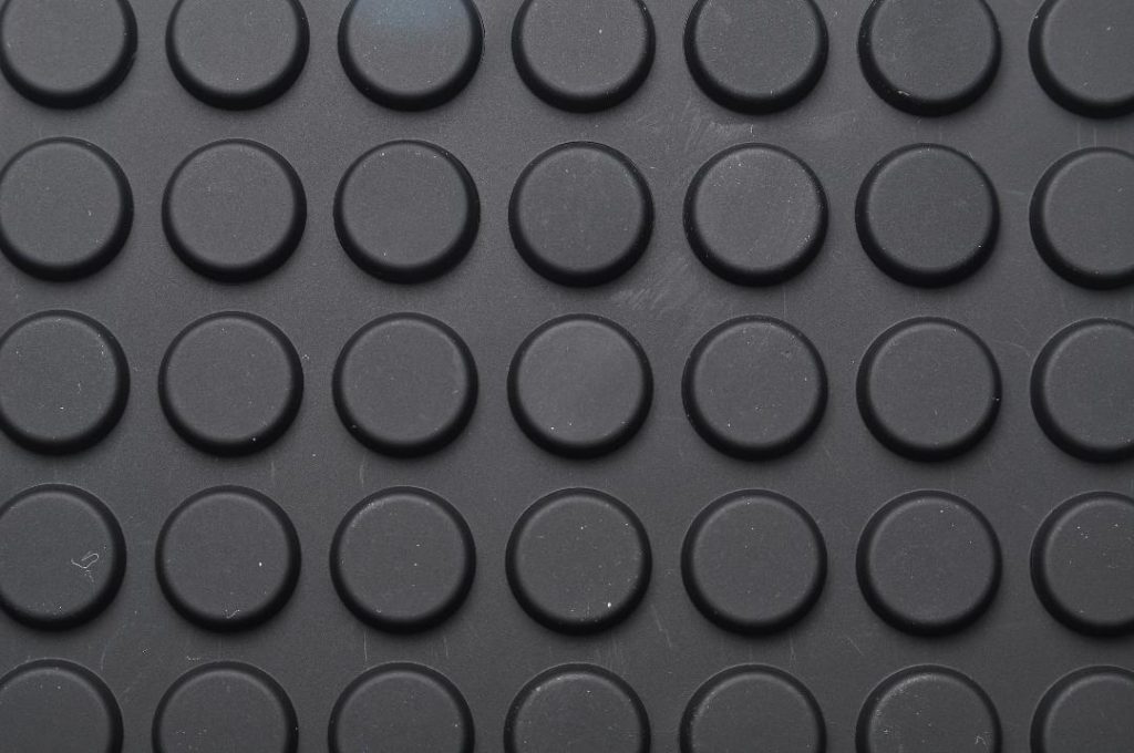 Covor cauciuc antiderapant, cu buline