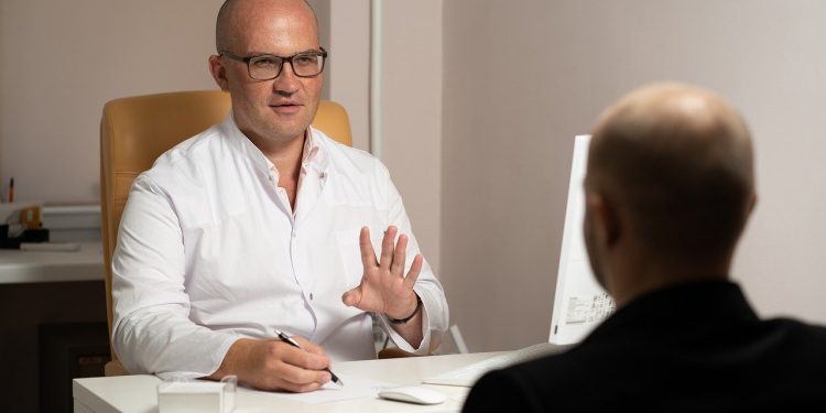 Pancreatita: Ce o cauzează și care sunt simptomele