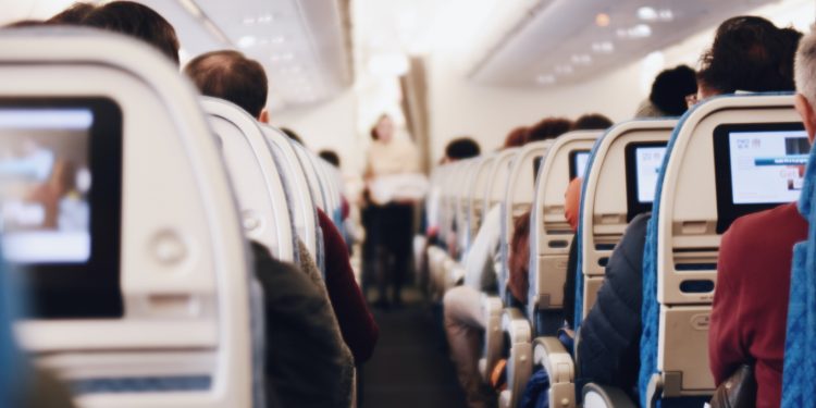 Cum să te pregătești pentru un zbor lung cu avionul