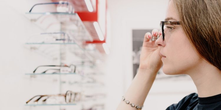 Sfaturi pentru a-ți alege corect forma ramelor ochelarilor de vedere