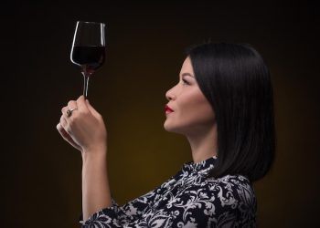 Recomandări pentru a ține paharul de vin într-un mod elegant