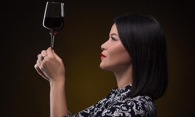 Recomandări pentru a ține paharul de vin într-un mod elegant