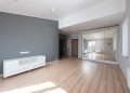 Lumină bună într-un apartament cu ferestre mici: soluții care arată bine și țin factura sub control