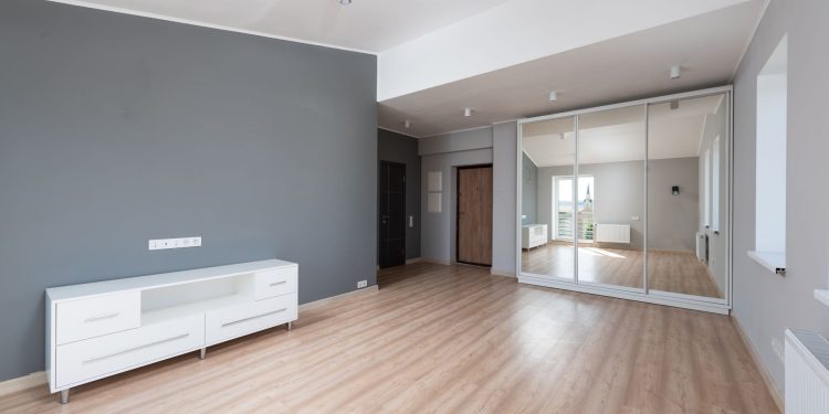 Lumină bună într-un apartament cu ferestre mici: soluții care arată bine și țin factura sub control